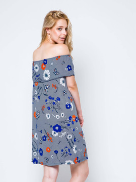 Sukienka z dekoltem carmen zdobiona nadrukiem w kwiaty i motyle granatowa