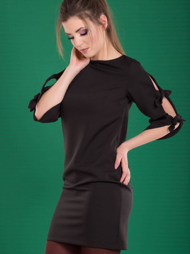 Sukienka zdobiona rozciętymi rękawami czarna