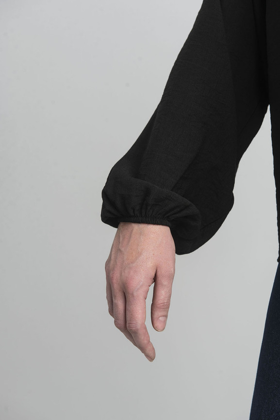 Czarna bluzka oversize z ozdobnym kwiatem