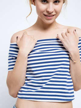 Bluzka krótka z dekoltem carmen biała w granatowe paski