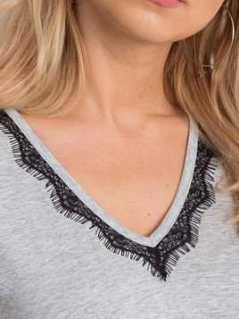 Bluzka z dekoltem w serek zdobiona koronką szara